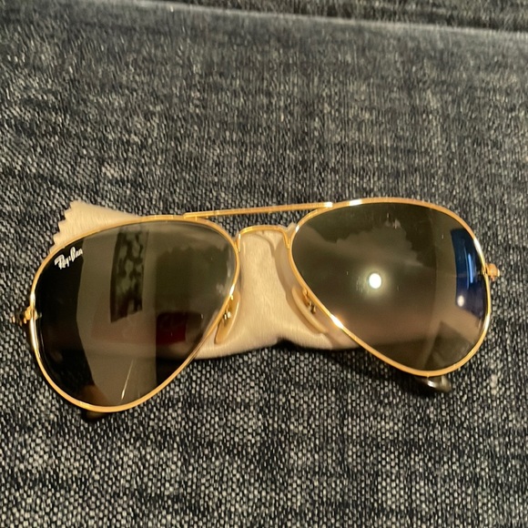 Black ray bans with gold details - Picture 2 of 3